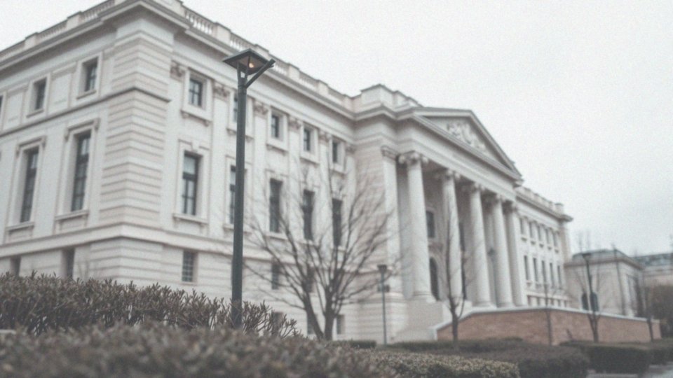 Jakie warunki musi spełnić mężczyzna, aby móc się ożenić przed ukończeniem 18 lat?