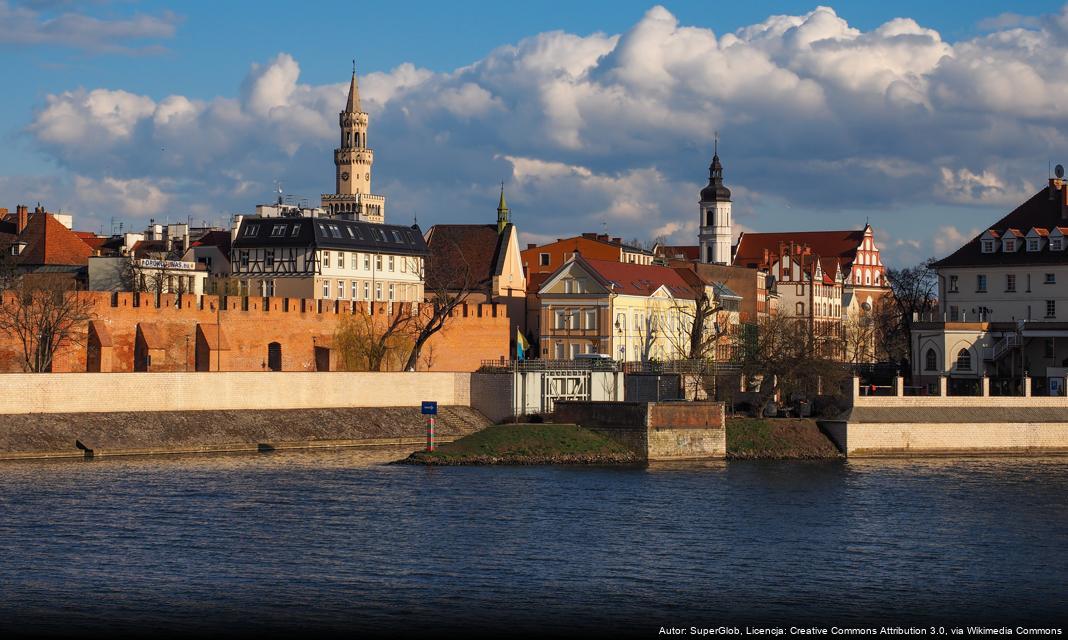 Odsłonięcie odrestaurowanego pomnika Marii Konopnickiej w Opolu